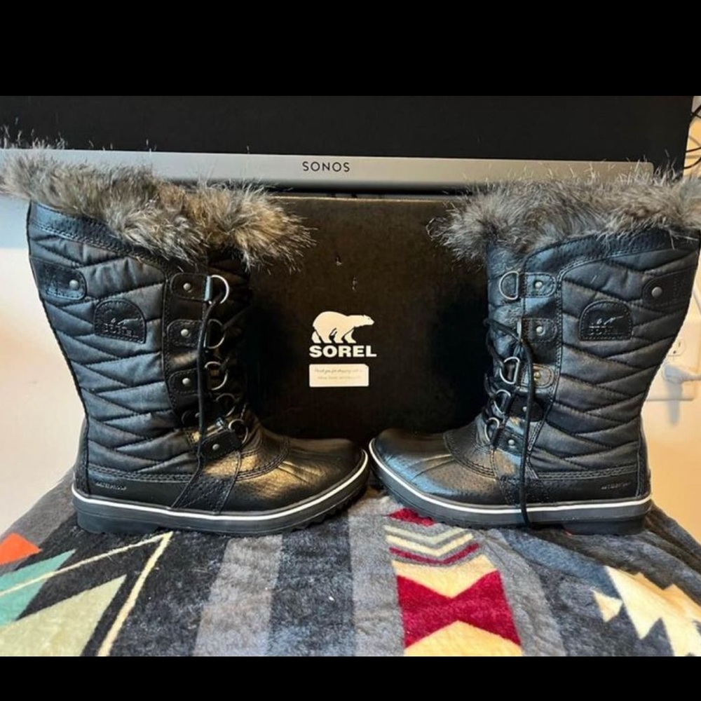 Sorel Women's Joan of Arctic furr boots still in box NEVER WORN New Size 8